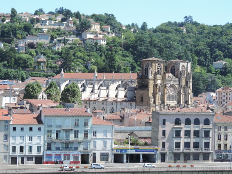 La cathédrale vue de la rive droite du Rhône