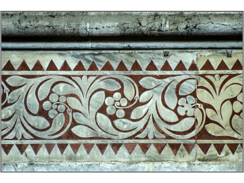 Frise à incrustations au-dessus du triforium (XIIIe s.) : rinceau de feuillages (détail)