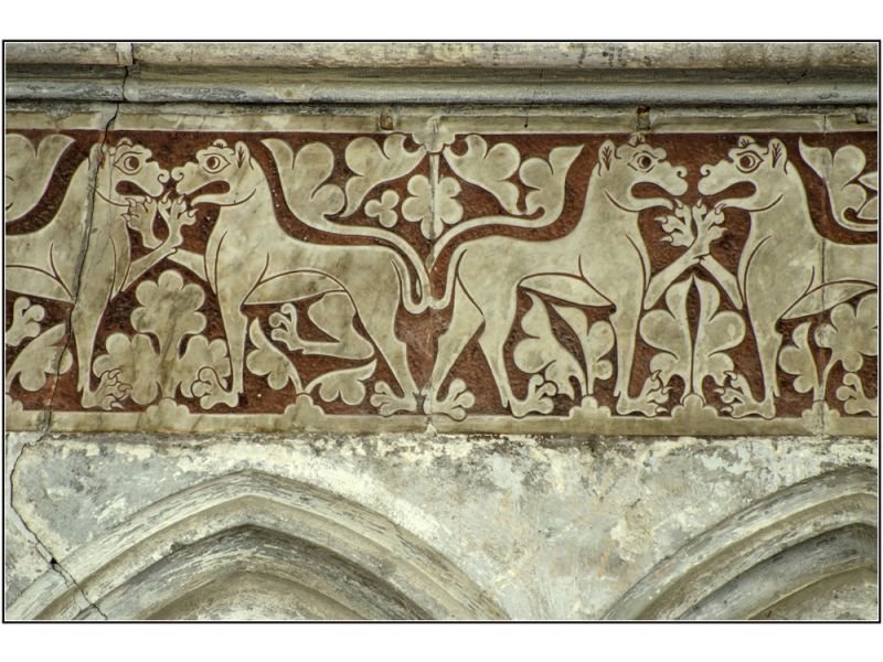 Frise à incrustations au-dessus du triforium (XIIIe s.)  : les lions courtois
