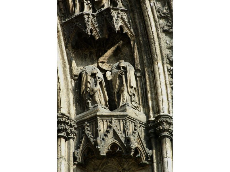 Anges sonnant de la trompe, (façade ouest, au portail latéral sud) (fin XIVe s.)