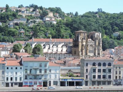La cathédrale vue de la rive droite du Rhône