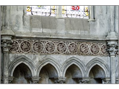 Frise à incrustations au-dessus du triforium (XIIIe s.) : dragons inscrits dans des cercles tangents