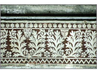 Frise à incrustations au-dessus du triforium (XIIIe s.) : feuillages habités de têtes humaines et animales