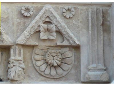 Un puzzle d'éléments de sculpture romane remployés
